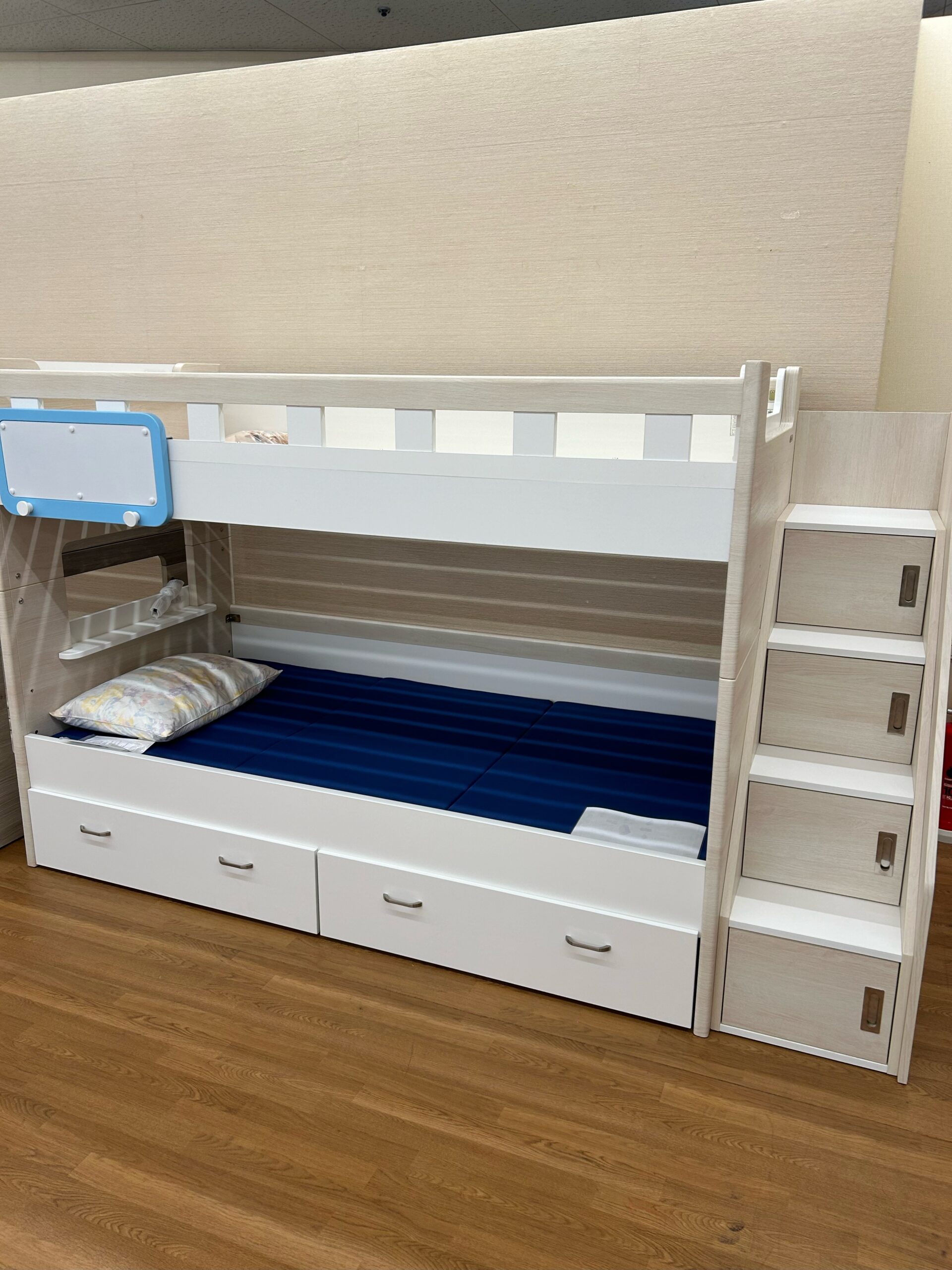 様々な機能とオプション付2段ベッド【メゾット】【スタッシュ