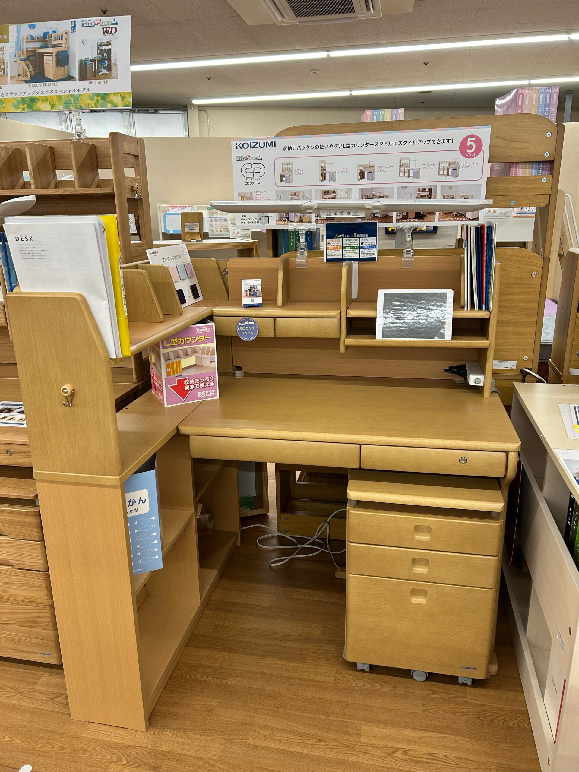 様々なスタイルで様々な機能 ステップアップデスク［CDファースト