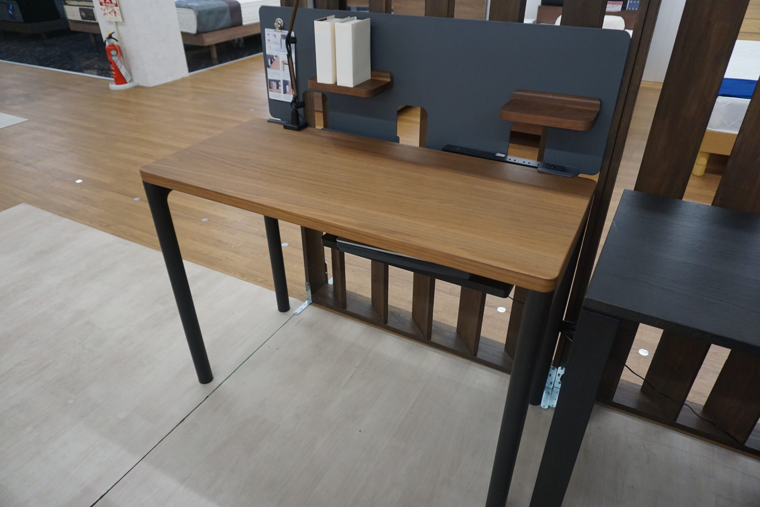 カリモクデスク 勉強の秋は【カリモク】のデスクで快適に。 | 栗田家具センター